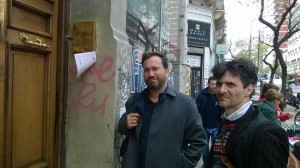 Con Eyal Weizman y Pio Torroja llegando a la sede del EAAF (Equipo Argentino de Antropologia Forense) en Buenos Aires.