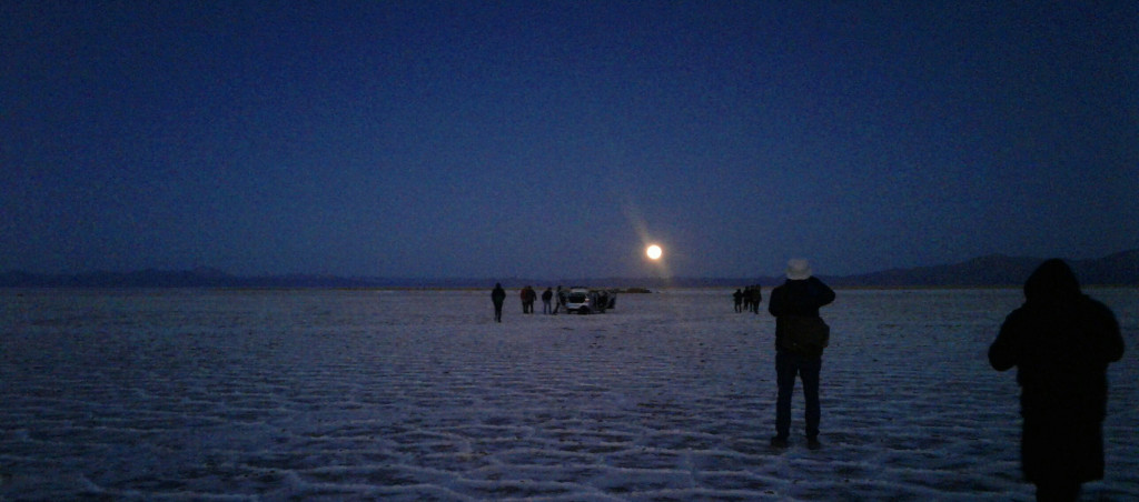 puesta de la luna en el salar